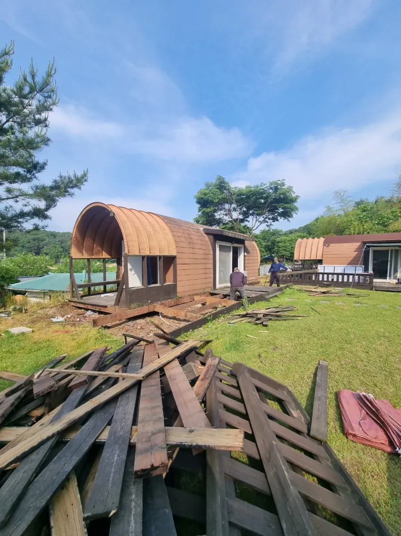 작업 후 정리가 필요한 현장 전경과 잔재 더미
