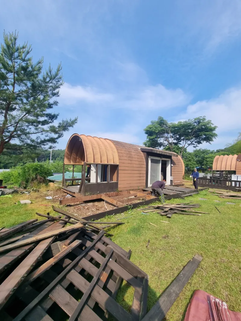 좁은 통로를 지나 반출 지점까지 자재를 옮기는 모습