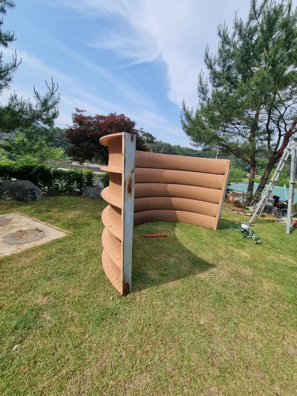 이동식주택 철거 현장에서 지붕 구조체를 분리하는 작업 모습