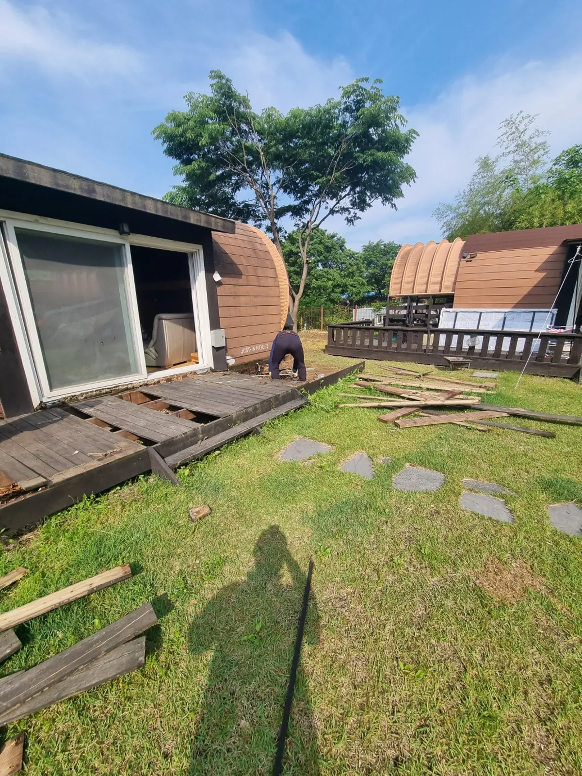 돔형 이동식주택 앞 목재 데크 해체 작업 현장