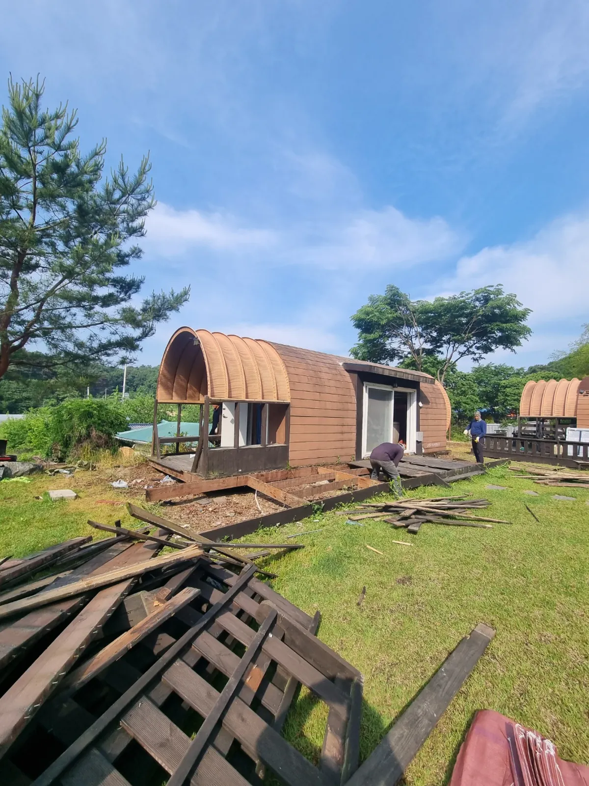 철거가 완료된 이동식주택 부지에서 폐기물을 야적장으로 반출하는 모습