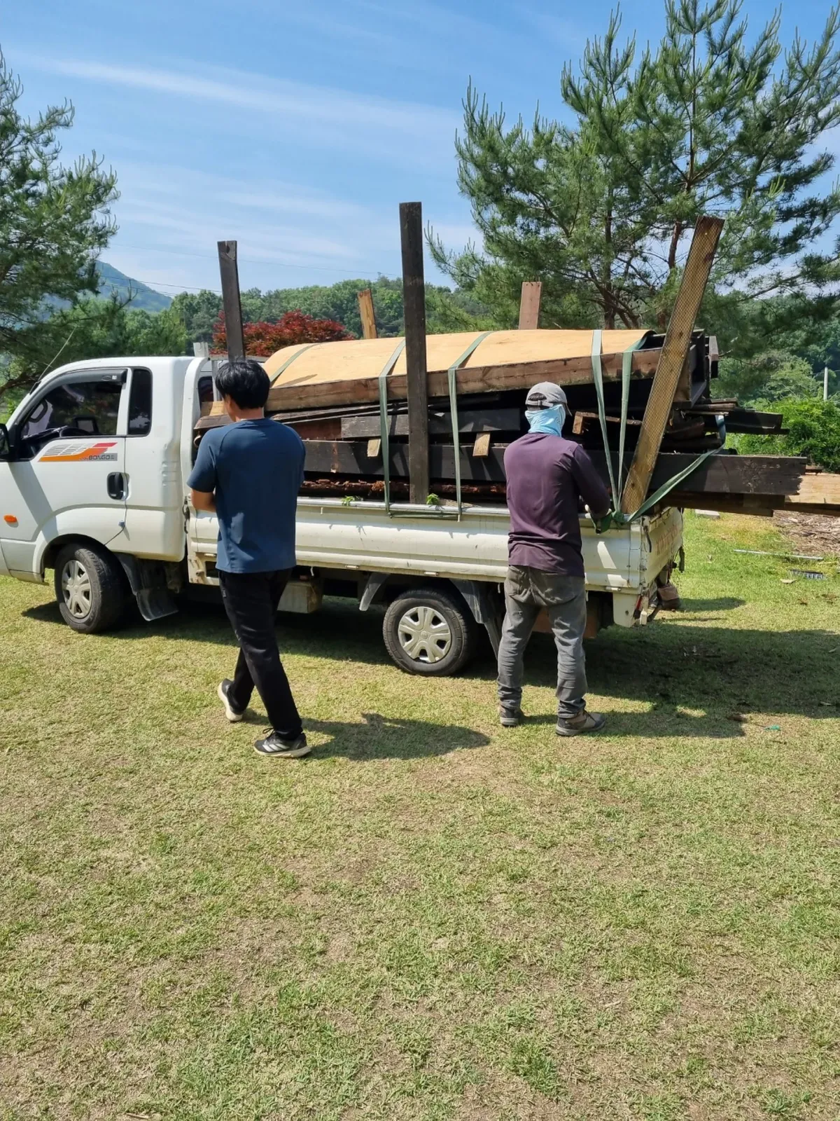 노후 이동식주택 내부 배선과 마감재 상태를 점검하는 철거 준비 현장